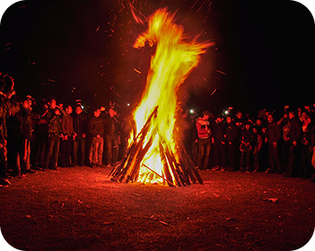 BBQ Dancing
Lửa trại
